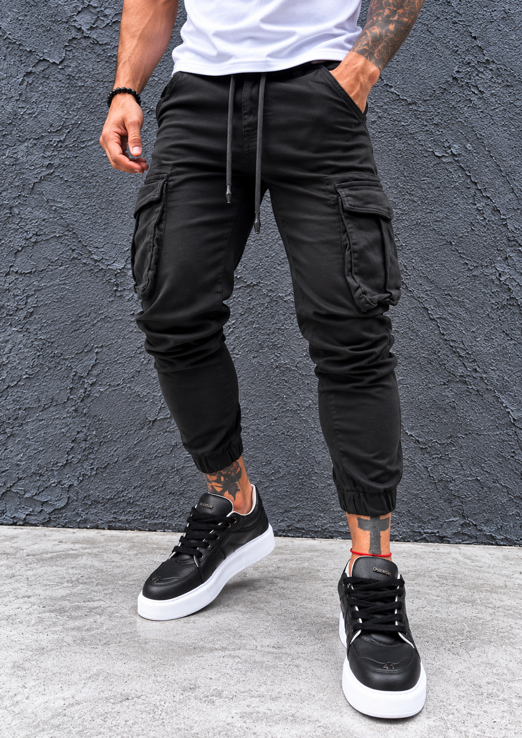 Монохромен градски стил с карго джогъри Urban Cargo Joggers – Black - Image 1